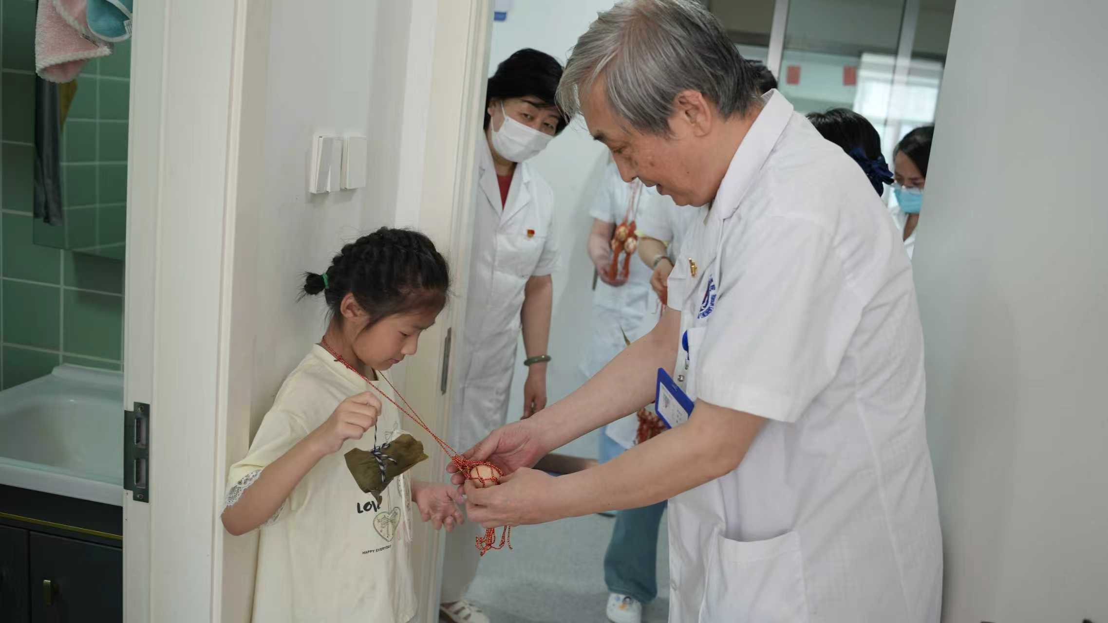 哈尔滨中童儿童医院新设备落地首日，一位三岁